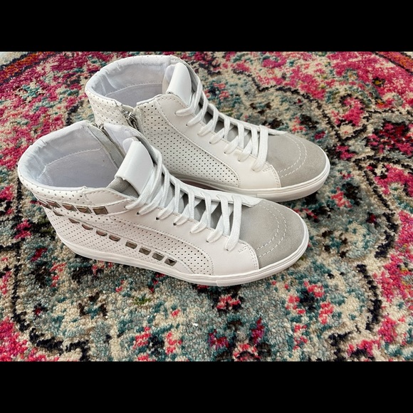 White/grey studded outer side with inside zipper - Picture 5 of 5